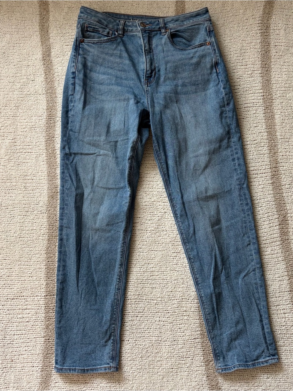 AE medium wash stretch mom jean